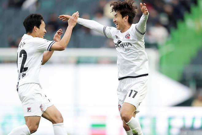 제주 SK 유인수(오른쪽)가 지난 라운드 전북 현대전에서 골을 넣은 뒤 기뻐하고 있다. 프로축구연맹 제공