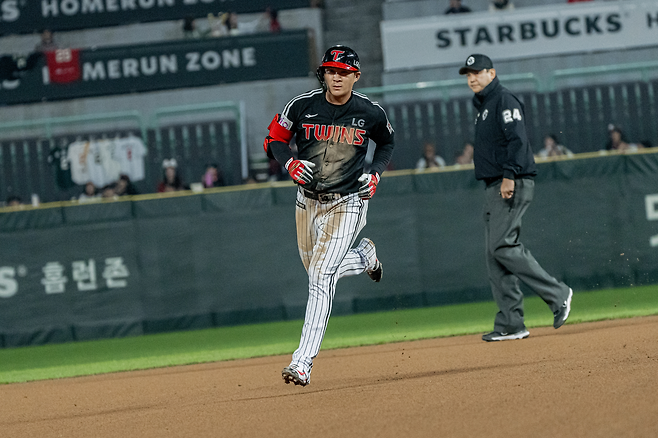LG 오지환이 18일 인천 SSG전 6회초 솔로포를 터트린 뒤 주루하고 있다. LG 트윈스 제공