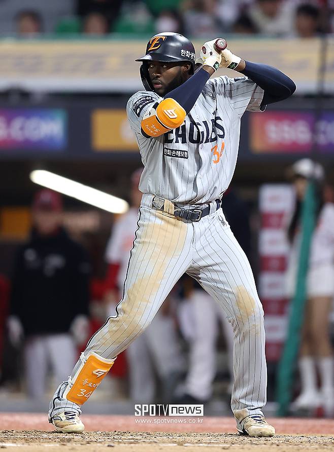▲ 16일과 17일 인천 SSG전에서 훨씬 좋아진 타구질을 선보인 에스테반 플로리얼 ⓒ곽혜미 기자