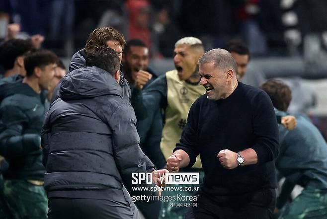 ▲ 손흥민 없는 토트넘에 걱정이 앞섰으나 빈자리를 잘 채웠다. 2015년 여름 토트넘과 인연을 맺은 손흥민에게도 무관 탈출의 희망을 이어가게 된 의미 있는 승리였다. 현장에 없었지만, 토트넘 동료들은 서로 안아주며 좋아했다. 그만큼 살얼음 승부였다. 4강에 오르면서 우승 가능성을 한껏 키운 토트넘은 이제 노르웨이의 보되글림트와 결승 진출을 두고 맞붙는다.