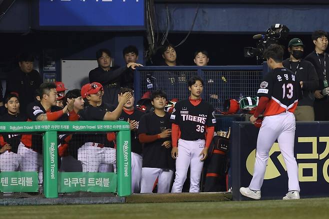 ▲ 세 경기 연속 3이닝을 소화하지 못한 윤영철을 두고 KIA 코칭스태프는 큰 고민에 빠질 전망이다 ⓒKIA타이거즈