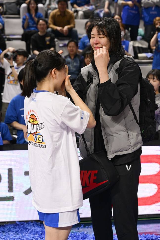 나윤정(왼쪽)과 박지수가 2023~24시즌 챔피언결정전 종료 후 인사를 나누고 있다./사진=WKBL 제공