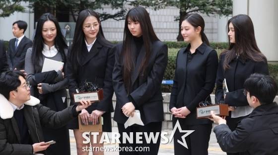 [서울=뉴시스] 추상철 기자 = 그룹 뉴진스(NJZ 하니, 민지, 혜인, 해린, 다니엘)가 7일 오후 서울 서초구 서울중앙지방법원에서 열린 '어도어, 뉴진스 상대 기획사 지위보전 및 광고계약 체결 등 금지 가처분' 심문기일을 마친 후 취재진의 질문에 답변하고 있다. 2025.03.07. scchoo@newsis.com /사진=추상철