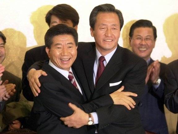 2002년 11월 15일 대선 후보단일화를 합의하고 껴안고 있는 새천년민주당 노무현 후보(왼쪽)와 국민통합21 정몽준 후보. 동아DB