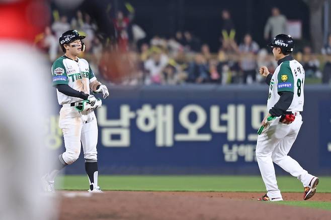 17일 오후 광주-KIA챔피언스필드에서 열린 '2025 신한 SOL Bank KBO리그' KT 위즈와 KIA 타이거즈의 경기, KIA가 5:4로 승리하면서 위닝시리즈를 달성했다. KIA 박찬호는 1번타자 겸 유격수로 선발 출전해 5타수 3안타 1타점 1득점으로 시즌 첫 3안타 경기를 완성했다. KIA 타이거즈