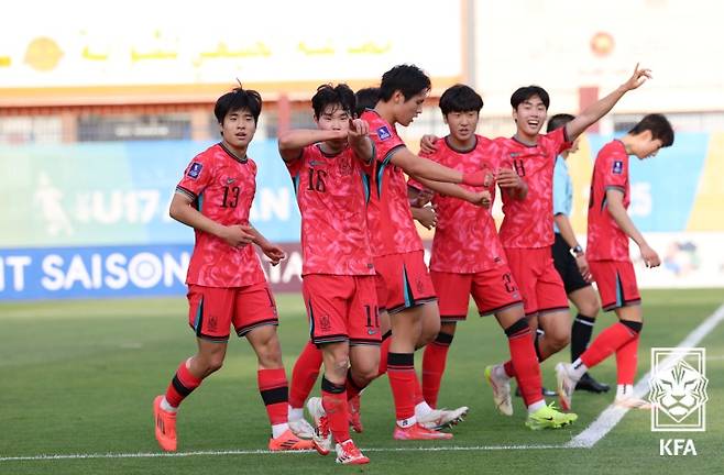 백기태 감독이 이끄는 대한민국 U-17. 축구 국가대표팀이 18일(한국시간) 사우디아라비아 타이프에 있는 오카즈 스타디움에서 열린 사우디아라비아와의 2025 AFC U-17 아시안컵 준결승에서 1-1 무승부 후 승부차기 끝에 패해 탈락했다. 대한축구협회