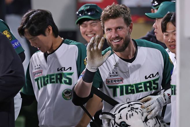 17일 오후 광주-KIA챔피언스필드에서 열린 '2025 신한 SOL Bank KBO리그' KT 위즈와 KIA 타이거즈의 경기, KIA가 5:4로 승리하면서 위닝시리즈를 달성했다. 5번타자 겸 1루수로 선발 출전한 KIA 외국인 타자 패트릭 위즈덤은 4타수 2안타 1홈런 1타점을 기록했다. KIA 타이거즈