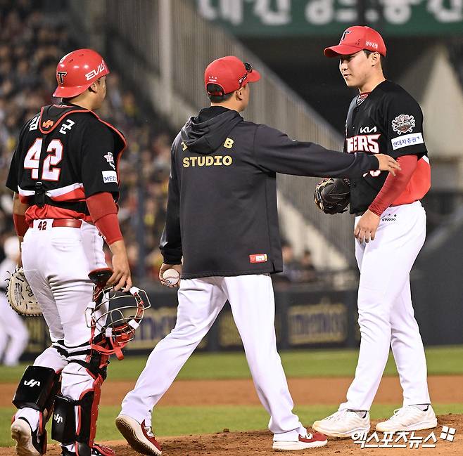 18일 오후 서울 송파구 잠실야구장에서 열린 '2025 신한 SOL Bank KBO리그' KIA 타이거즈와 두산 베어스의 경기, 3회말 2사 만루 KIA 윤영철이 마운드를 내려가고 있다. 잠실, 김한준 기자