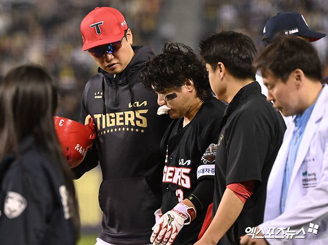 18일 오후 서울 송파구 잠실야구장에서 열린 '2025 신한 SOL Bank KBO리그' KIA 타이거즈와 두산 베어스의 경기, 6회초 무사 1루 KIA 김선빈이 번트를 시도한 후 두산 박계범과 충돌했다.  충돌하여 쓰러진 후 부축을 받으며 그라운드 빠져나가는 KIA 김선빈. 잠실, 김한준 기자