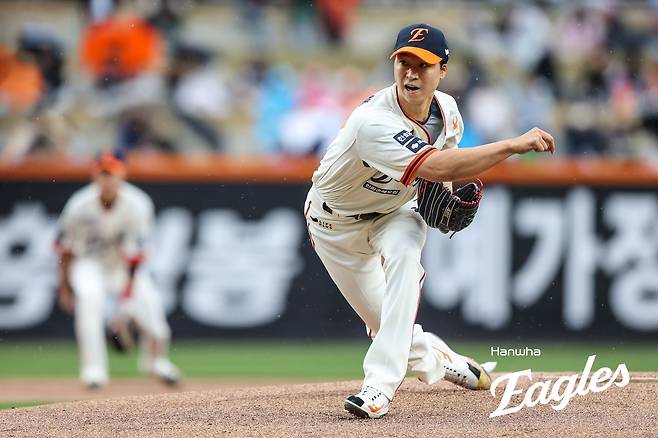 한화 투수 엄상백은 18일 대전한화생명볼파크에서 열린 '2025 신한 SOL Bank KBO 리그' NC와 정규시즌 첫 번째 맞대결에서 선발 등판했다. 5이닝 4실점을 기록하며 승리 투수가 됐지만, 전반적으로 만족할 수 없는 투구였다. 한화 이글스