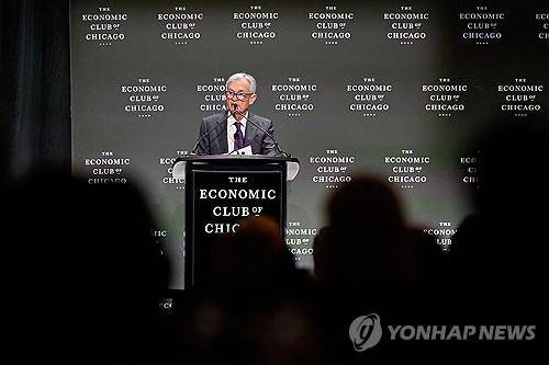 파월 미국 연준 의장 (시카고 AFP=연합뉴스) 제롬 파월 미국 연방준비제도(Fed·연준) 의장이 16일(현지시간) 미국 일리노이주의 시카고 이코노믹클럽에서 경제 전망에 대해 발언하고 있다. 2025.4.16