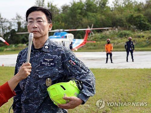 이국종 국군대전병원장    (대전=연합뉴스) 이주형 기자 = 이국종 국군대전병원장이 25일 오후 대전 유성구 국군대전병원에서 열린 합동 응급환자 헬기 이송훈련에 직접 참여해 신속한 헬기 이송의 필요성을 설명하고 있다. 2024.10.25
    coolee@yna.co.kr