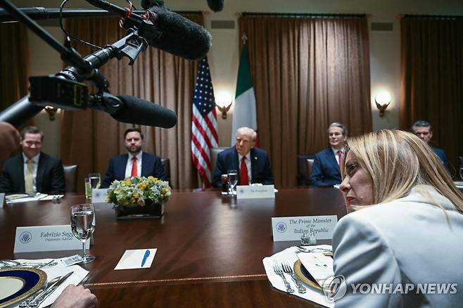 오찬하는 트럼프 미국 대통령과 멜로니 이탈리아 총리 [워싱턴 AFP=연합뉴스. 재판매 및 DB 금지]