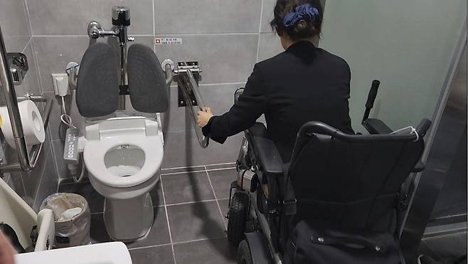 전동휠체어를 돌릴 공간 없이 비좁은 행정복지센터 장애인 화장실 [촬영 홍성란 활동지원사]
