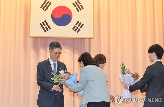 꽃다발 받는 문형배 헌재소장 권한대행 (서울=연합뉴스) 김인철 기자 = 문형배 헌법재판소장 권한대행이 18일 서울 종로구 헌법재판소에서 열린 퇴임식에서 꽃다발을 받고 있다. 2025.4.18 yatoya@yna.co.kr