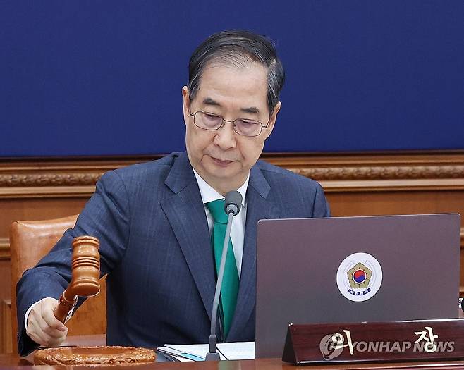 의사봉 두드리는 한덕수 권한대행 (서울=연합뉴스) 한상균 기자 = 한덕수 대통령 권한대행 국무총리가 18일 정부서울청사에서 열린 국무회의에서 의사봉을 두드리고 있다. 2025.4.18 [대통령실통신사진기자단] xyz@yna.co.kr