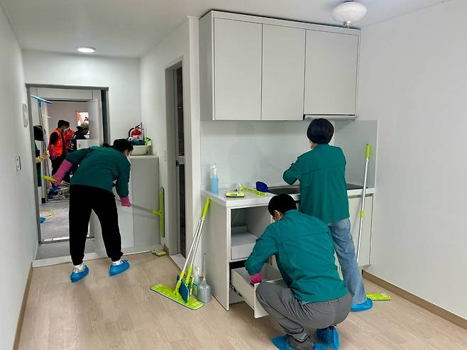 경북 청년봉사단. 경북도청 직원 등 모듈러주택 청소 지원 [경북도 제공. 재판매 및 DB 금지]