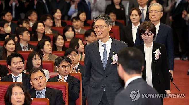 퇴임식 입장하는 문형배-이미선 헌법재판관 (서울=연합뉴스) 김인철 기자 = 문형배 헌법재판소장 권한대행과 이미선 재판관이 18일 서울 종로구 헌법재판소에서 열린 퇴임식에 참석하기 위해 입장하고 있다. 2025.4.18 yatoya@yna.co.kr