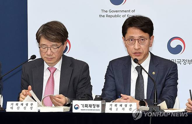 2025년 추가경정예산안은 (세종=연합뉴스) 배재만 기자 = 김윤상 기획재정부 2차관(오른쪽)이 지난 17일 정부세종청사 민원동 공용 브리핑실에서 2025년 추가경정예산안 상세 브리핑을 하고 있다. 왼쪽은 김동일 예산실장. 2025.4.18 scoop@yna.co.kr