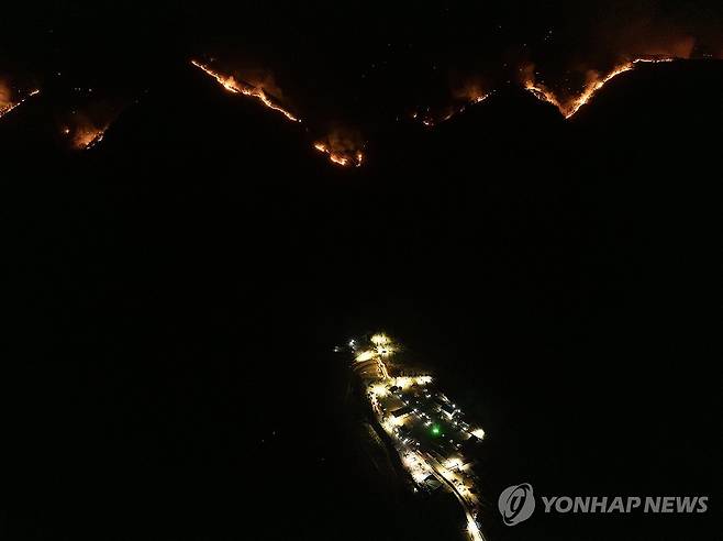 대전사 코 앞까지 다가온 산불 (청송=연합뉴스) 김도훈 기자 = 26일 경북 청송 주왕산면 대전사 뒤 주왕산 능선을 따라 불길이 번지고 있다. 2025.3.26 superdoo82@yna.co.kr