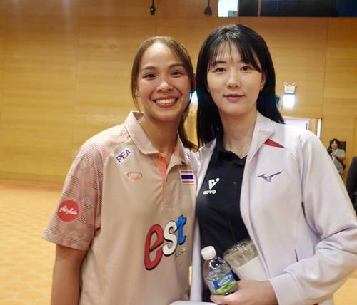 여자배구 올스타 슈퍼매치를 벌이는 강소휘(오른쪽)와 태국의 타나차 [촬영 이동칠]