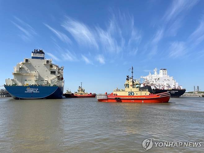 미국 루이지애나주의 LNG 수출 공장 인근에서 LNG선이 예인선의 안내를 받아 이동하는 모습. 기사 내용과 직접 관련 없음. [로이터 연합뉴스 자료사진. 재판매 및 DB 금지]