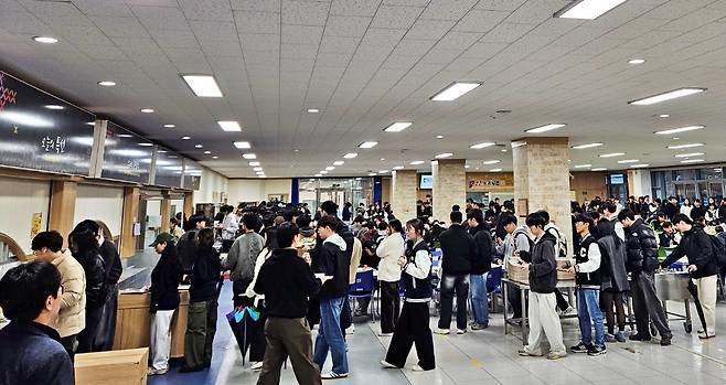 '천원의 저녁밥' 오픈런 [충남대 제공. 재판매 및 DB금지]