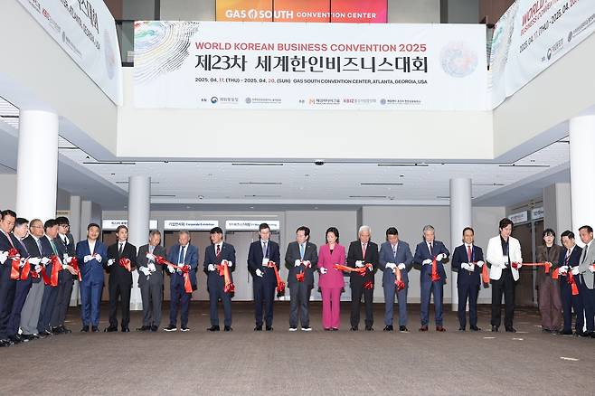 미 애틀랜타서 중소기업 수출 돕는 '기업전시회' 개막 '제23차 세계한인비즈니스대회' 주요 프로그램 중 하나인 국내 중소기업의 해외 수출을 돕는 '기업전시회'가 지난 17일 미국 조지아주 애틀랜타 개스사우스컨벤션센터에서 개막했다. [동포청 제공. 재판매 및 DB금지]