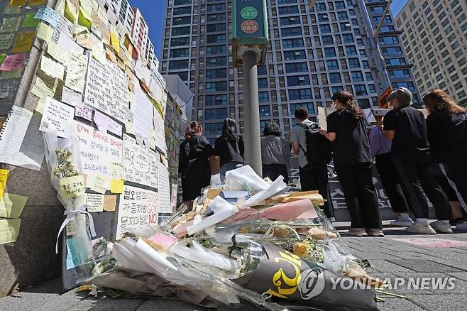 추모와 규탄의 목소리 (서울=연합뉴스) 김도훈 기자 = 2022년 9월 19일 서울 중구 신당역 10번 출구 앞에서 열린 스토킹 범죄 피해에 대한 대응책 촉구 기자회견하는 참가자들 뒤로 시민들의 추모 메시지 및 꽃다발이 놓여 있다. [연합뉴스 자료사진] 2025.4.18.