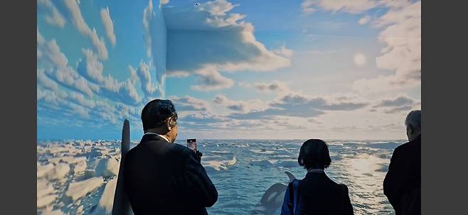 이머시브 시어터 내부 모습     (도쿄=연합뉴스) 일본 정부가 18일 도쿄 도심에서 시설을 강화해 재개관한 '영토·주권 전시관'의 '이머시브 시어터' 내부 모습. 2025.4.18. evan@yna.co.kr