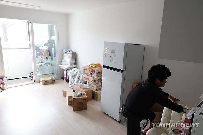 '경북산불' 이재민, 안동시 1호 임시주택 입주 (안동=연합뉴스) 박세진 기자 = 18일 경북 안동시 권정생 어린이문학관 터에 설치된 안동시 1호 임시주택(모듈러주택)의 입주가 시작된 가운데 한 이재민이 짐을 정리하고 있다. 이곳에는 모듈러주택 18동이 설치됐으며 1동당 30㎡로 현관, 욕실, 침실, 발코니로 구성됐다. 2025.4.18 psjpsj@yna.co.kr