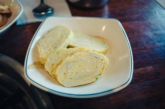 접시에 올라가있는 계란말이 네조각