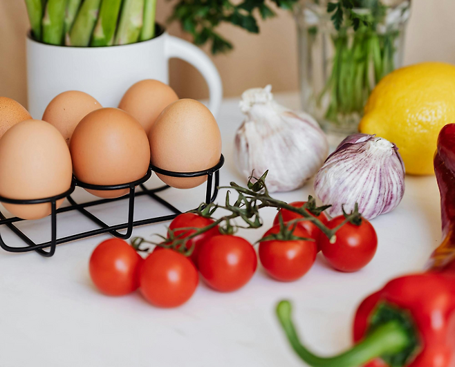 계란 6알 방울토마토 7알 마늘 2통 레몬이 놓여져 있는 사진