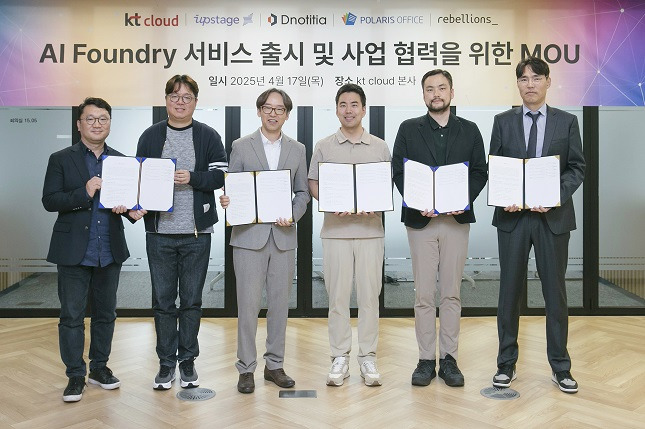 KT클라우드는 지난 17일 AI파운드리 사업을 위한 전략적 파트너십을 체결했다. (왼쪽부터)안재석 KT클라우드 기술본부장, 이해석 폴라리스오피스 COO, 노홍찬 디노티시아 CDO, 권순일 업스테이지 부사장, 오진욱 리벨리온 CTO, 공용준 KT클라우드 클라우드본부장. /사진=KT클라우드 제공