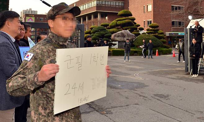 2020학년도 대학수학능력시험이 치러진 14일 오전 광주 서구 26지구 제20시험장(광덕고등학교) 정문 앞에서 한 현역군인이 늦깎이 수험생인 친구를 격려하는 응원 팻말을 들고 있다. (사진 = 뉴시스)