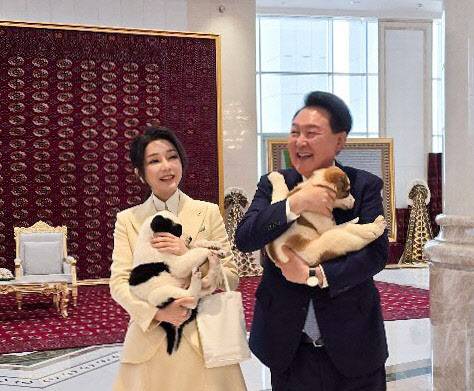 지난 2024년 6월 11일(현지시간) 투르크메니스탄을 국빈 방문한 윤석열 전 대통령과 김건희 여사가 투르크메니스탄 아시가바트에서 열린 구르반굴리 베르디무하메도프 투르크메니스탄 국가최고지도자 겸 인민이사회 의장 친교오찬에서 투르크 국견 알라바이를 안고 있다. 사진=공동취재