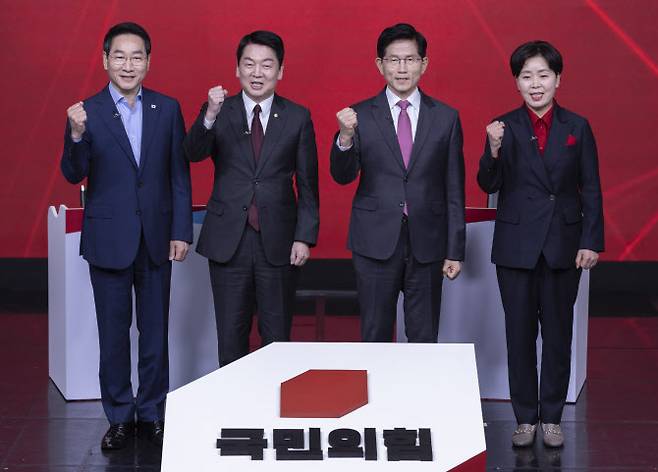 19일 서울 강서구 ASSA아트홀에서 열린 국민의힘 제21대 대통령 후보자 1차 경선 토론회에서 A조 후보들이 시작 전 기념 촬영을 하다 파이팅을 외치고 있다. 왼쪽부터 유정복, 안철수, 김문수, 양향자 후보. (사진=연합뉴스)