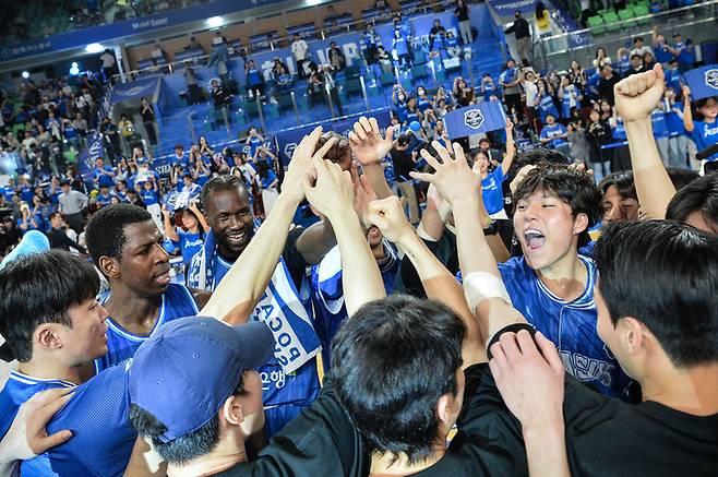 18일 수원 KT와 경기에서 승리한 뒤 기뻐하는 대구 한국가스공사 선수들