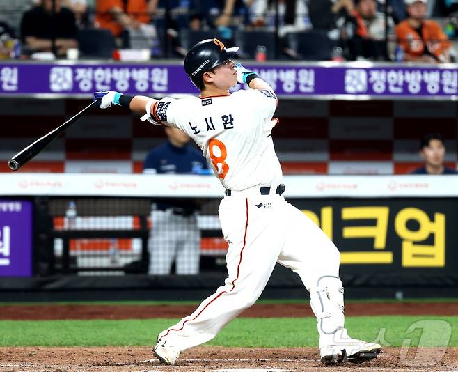 18일 대전 한화생명볼파크에서 열린 프로야구 '2025 신한 SOL 뱅크 KBO리그' 한화 이글스와 NC 다이노스 경기에서 한화 노시환이 4회말 솔로 홈런을 치고 있다. 2025.4.18/뉴스1 ⓒ News1 김기남 기자