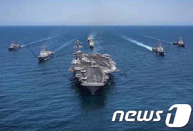 북한이 노동당 창건 기념일 직후에 무력 도발을 할 가능성이 커지는 가운데 미 해군의 시어도어 루스벨트 항공모함이 지난 6일 모항인 미국 샌디에이고에서 태평양으로 출발했다. 루스벨트함이 이달 말쯤 한반도 부근에 도착하면 이달 중순 동해상에서 한국 해군과 연합훈련을 하는 로널드 레이건함과 함께 두 개의 항모전단이 북한을 압박하게 된다.(미 해군)2017.10.10/뉴스1