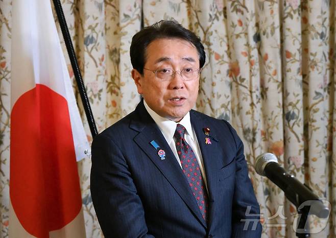 아카자와 료세이 일본 경제 재생상이 16일(현지시간) 미국과 관세 협상을 하기 위해 미국 워싱턴DC에 도착해 취재진을 만나 "되도록 조기에 성과를 올릴 수 있도록 정부가 하나가 돼 전력으로 임하겠다"고 밝히고 있다. 2025.04.17 ⓒ AFP=뉴스1 ⓒ News1 우동명 기자