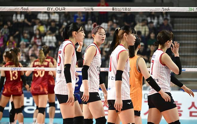 한국 여자배구 올스타 팀이 태국과의 올스타 슈퍼매치 1차전서 1-3으로 패했다.(KOVO제공)