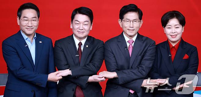 19일 오후 서울 강서구 ASSA아트홀에서 열린 국민의힘 '제21대 대통령후보자 1차 경선 조별 토론회’에 참석한 후보들이 기념 촬영을 하고 있다. 왼쪽부터 유정복, 안철수, 김문수, 양향자 후보. 2025.4.19/뉴스1 ⓒ News1 김진환 기자