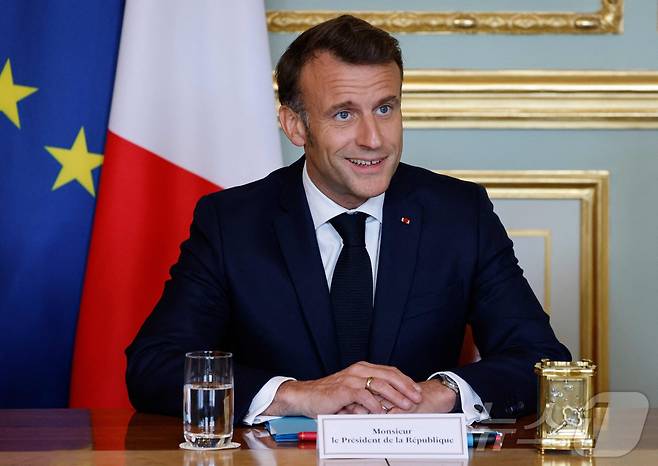 에마뉘엘 마크롱 프랑스 대통령이 17일(현지시간) 파리 엘리제 궁에서 우크라이나 종전 협상을 위한 회담에 참석을 하고 있다. 2025.04.18 ⓒ AFP=뉴스1 ⓒ News1 우동명 기자