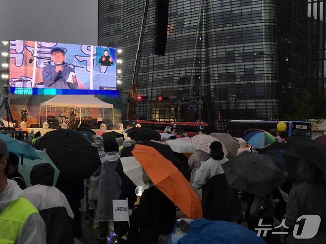 19일 오후 내란종식·사회대개혁 비상행동은 경복궁 동십자각 앞에서 집회를 열었다. 집회 참가자들 모습. ⓒ 뉴스1 남해인 기자
