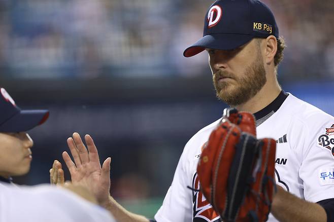 두산 콜 어빈이 18일 서울 잠실구장에서 열린 2025 KBO리그 정규시즌 KIA전에서 이닝을 마치고 더그아웃으로 들어가고 있다. 사진 | 두산 베어스