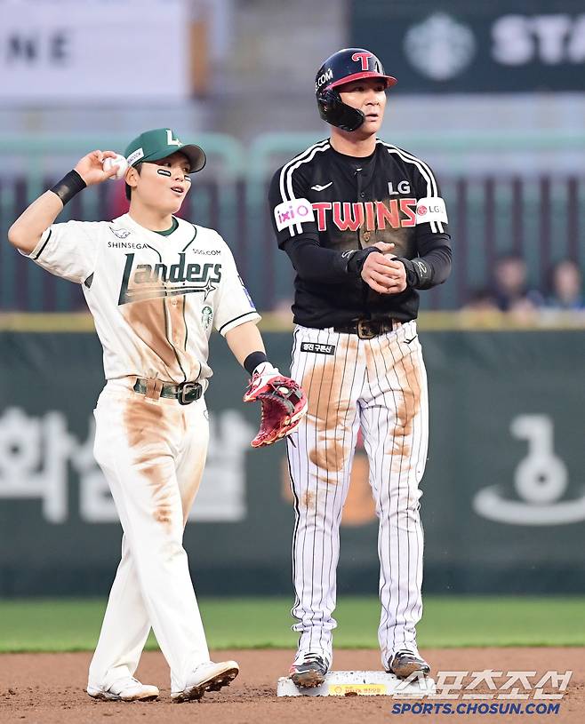 2회 2루 도루 성공시킨 LG 오지환.