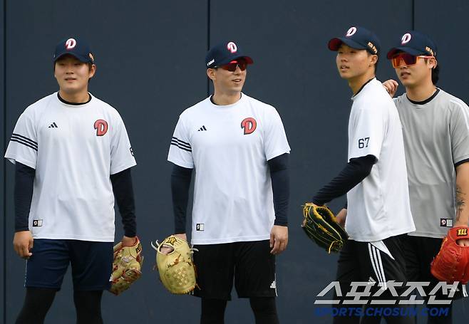 83년생 신입생 고효준을 적응을 돕기 위해 나선 05년생 김택연과 06년생 홍민규. 잠실=박재만 기자 pjm@sportschosun.com