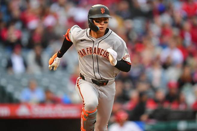 1회초 3루쪽으로 번트 안타를 치고 전력질주하고 있는 이정후. Imagn Images연합뉴스