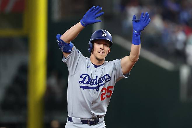 토미 에드먼이 1회초 우중월 솔로홈런을 터뜨린 뒤 세리머니를 하며 베이스를 돌고 있다. AFP연합뉴스